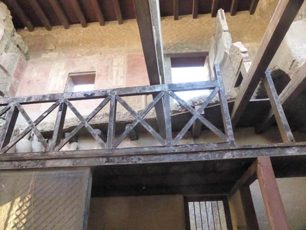 V 6, Herculaneum, September 2015. Upper floor, east side. Above this wooden partition, there appeared to be a mezzanine level.